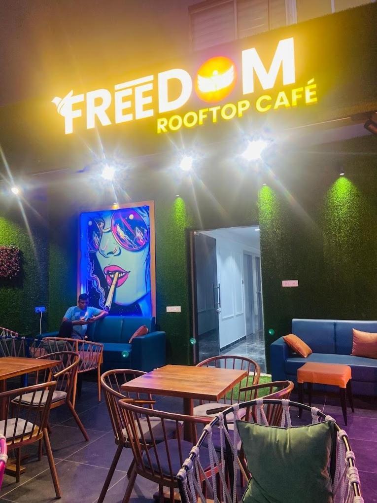 Hotel The Lowell Surat Ngoại thất bức ảnh